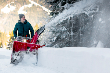 Гусеничный или колесный снегоуборщик — какой выбрать?
