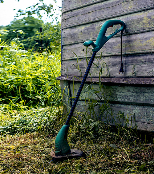 Электротриммер - незаменимый инструмент в арсенале вашей садовой техники